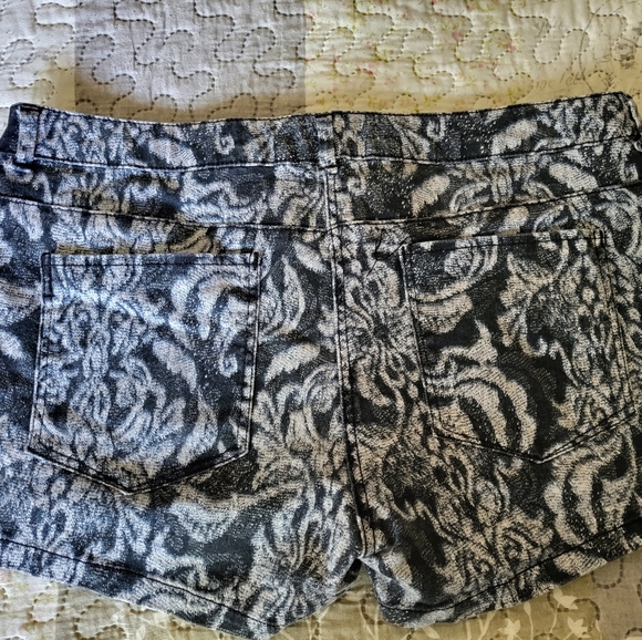 H&M Shorts with Side Embroidered Details - Picture 2 of 9